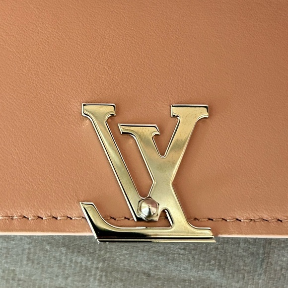 Louis Vuitton Capucines Taurillon Compact Wallet Magnolia Pink w/ COA - Picture 11 of 12
